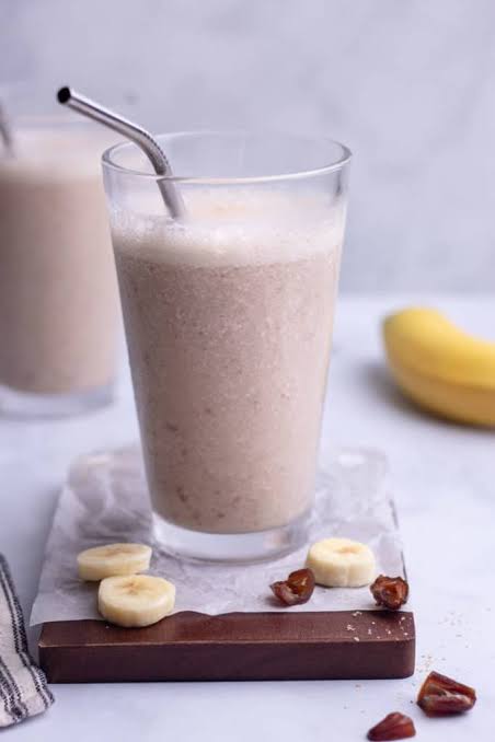 DATES/BANANA MILKSHAKE